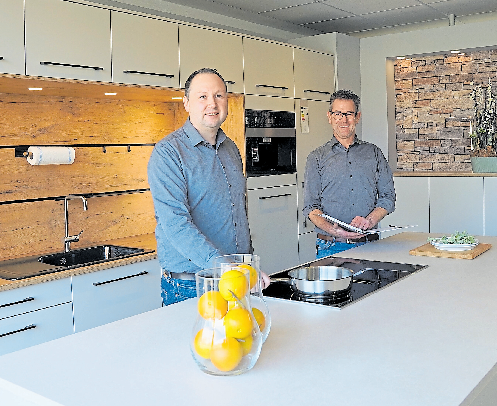 Über die Küchen-Gestaltung informieren Küchenplaner Tobias Hemann und Küchenstudioleiter Walter Gülker (v.l.).