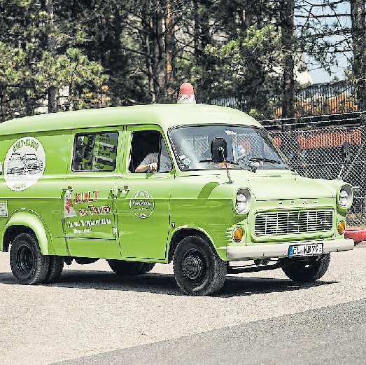 Die Kult Blech Szene Emsland bringt ein paar Hingucker zum Bestaunen vorbei, dieser grasgrüne Oldtimer hier ist ein Ford Transit, Baujahr 1979, liebevoll „Transe“ genannt. Foto: Kult Blech Szene Emsland