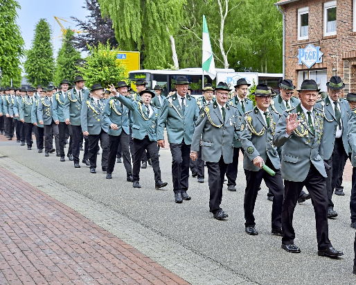 Der Festumzug führt durch die Straßen Rhedes.