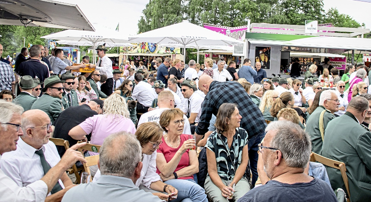 Gemeinsam feiern und anstoßen: Das abwechslungsreiche Programm sorgt für beste Laune bei den Besuchern. Foto: Bürgerschützenverein Dörpen