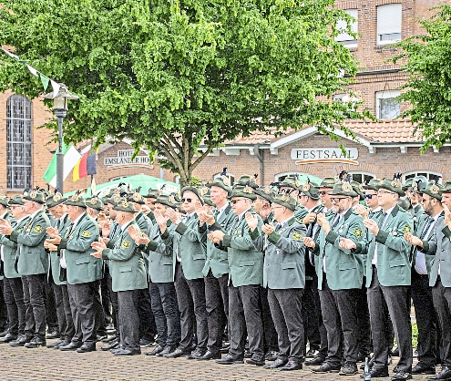 Die Mitglieder des Bürgerschützenvereins Dörpen e.V. präsentieren sich in feierlicher Uniform. Foto: Bürgerschützenverein Dörpen