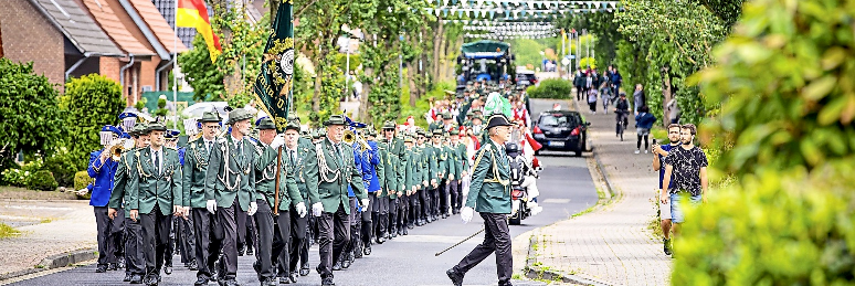 Die musikalischen Umzüge durch den geschmückten Ort sind immer ein Highlight.