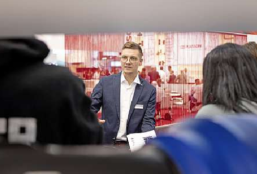 Patrick Manz sammelte bereits während seiner Ausbildung internationale Vertriebserfahrung. Fotos: Reinert-Ritz