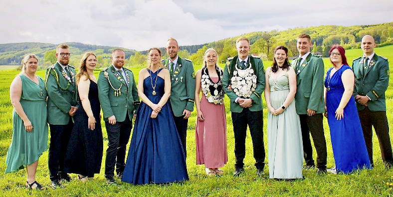 Freuen sich darauf, mit vielen Gästen den Höhepunkt ihrer Amtszeit zu feiern: Königspaar Mirco Plengemeyer und Saskia Werner mit ihrem Hofstaat. Fotos: SV Natrup-Hilter