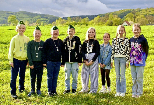 Der Wettstreit um ihre Nachfolge fand bereits statt: Kinderkönigin Leni Wesseler und Prinzgemahl Hannes Fuhrmann mit Hofstaat.