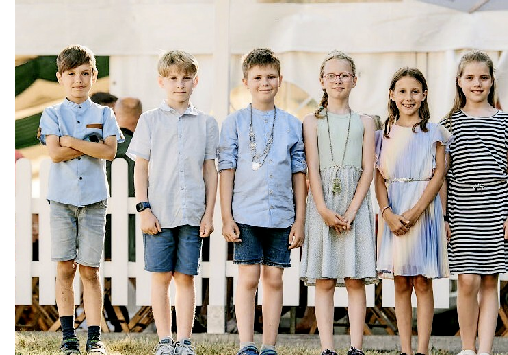 Das Kinderkönigspaar Franziska Buller und Tom Heitmeyer mit seinem Hofstaat.