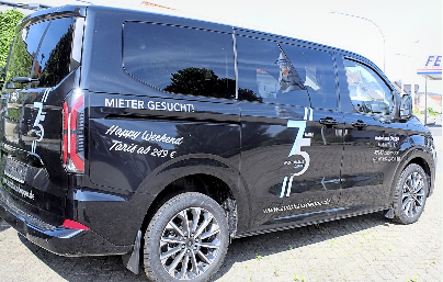 Das Autohaus Deppe vermietet auch Ford-Modelle. Claudia Bäumer (links) und Thomas Elfenkämper unterstützen den Vereinssport in Bissendorf. Zum Dank gab es ein gerahmtes Trikot mit Mannschaftsbildern der B-Jugend der JSG Bissendorf/Wissingen. Fotos: Lars Herrmann