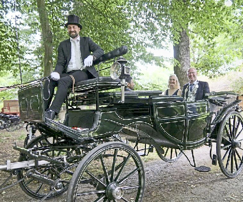 Die Regenten reisen königlich.