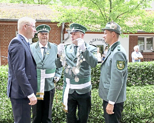 Die Überreichung der Königskette.