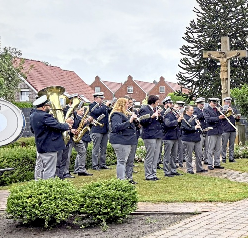Die Kranzniederlegung beim Ehrenmal am Montagmorgen.