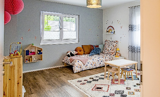 Zwar mögen Kinder intensive Farben, aber man sollte große Wandflächen damit meiden. Besser mit ruhigen Farbtönen streichen, schon das Spielzeug bringt Farbtupfer in den Raum. Foto: Laura Ludwig/dpa-tmn