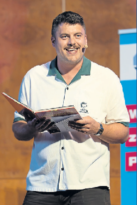 Moderator Andi Rakete, Zauberkünstler Tim Jantzen, Bundestagsabgeordnete Gitta Connemann sowie die Band The Dottis bereicherten den Abend der Lossprechung. Kreishandwerkerschaft/Brandsplus-Fotos