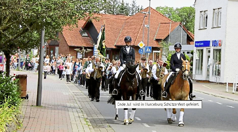 Der große Umzug durch den Ort gehört traditionell zum Schützenfest.