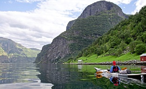 Spektakuläre Natur: Kajakfahrer im Aurlandsfjord. Foto: Øyvind Heen/www.visitnorway.com/dpa-tmn