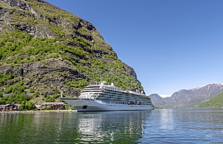 Kreuzfahrtschiff auf der Hurtigruten-Route vor der Küste von Norwegen. Foto: IMAGO/Pond5 Images