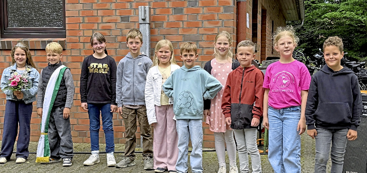 Der Kinderthron 2026: Kinderkönigin Carla und Prinz Matteo mit ihrem Throngefolge.