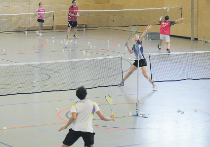 Badminton als Mannschaftssport. Die Spielerinnen und Spieler auf dem Feld arbeiten als Team. Der KSB Emsland fördert den Zusammenhalt und die Gemeinschaft im Vereinssport.