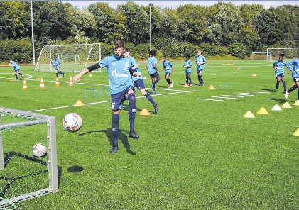 Junge Kicker beim Training auf dem Kunstrasenplatz in Sögel. Mit Freude und Teamgeist wird an nöchsten Toren gearbeitet. Der Platz bietet beste Bedingungen – bei jedem Wetter.