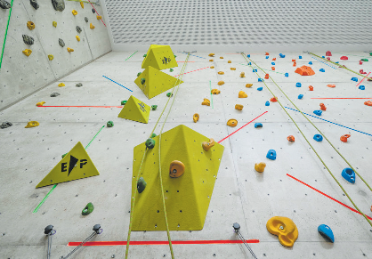 An der Kletterwand in der Großraumsporthalle können Sportbegeisterte Kraft und Koordination testen. Der KSB Emsland setzt sich für moderne Sportstätten im Emsland ein.