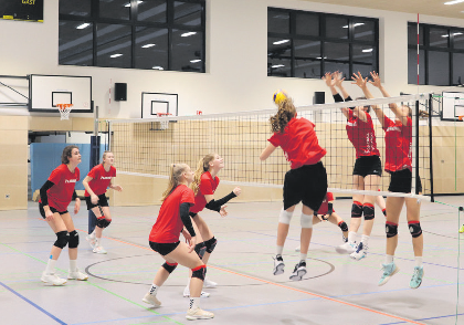 Junge Volleyballerinnen in Aktion beim Training in der modernen Sporthalle. Der KSB Emsland fördert den Vereinssport im Kreis, um Talenten die bestmöglichen Bedingungen zu bieten.
