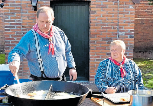 Frisch zubereitet werden die leckeren Kartoffelpfannkuchen.
