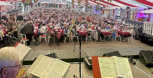 Beste Laune im Festzelt 2025.