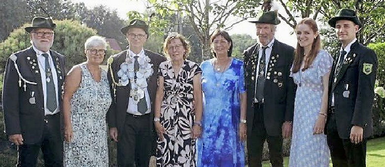 Als König und Kreiskönig feiert Werner Prange mit Königin Sabine Prange und dem Hofstaat den Höhepunkt seiner Amtszeit. Fotos: HSV Hankenberge-Wellendorf