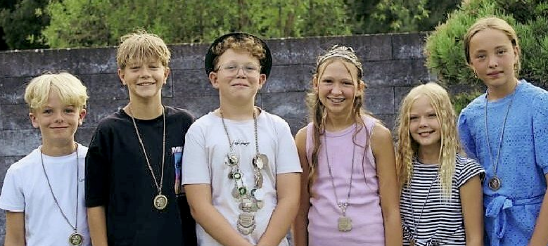 Auf fröhliche Festtage freuen sich Kinderkönig Frederik Feyerabend und Kinderkönigin Lina Walther mit ihrem Hofstaat.