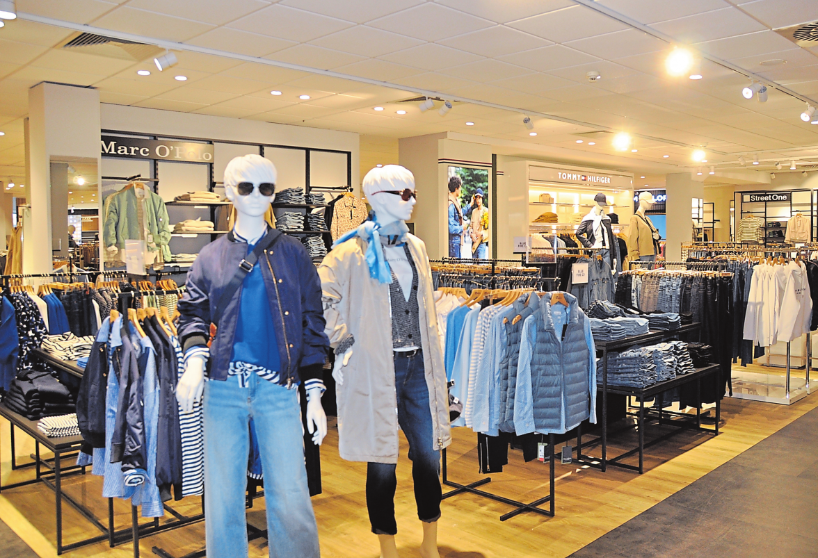 Zahlreiche neue Marken bietet das Modehaus Schulte in der Damenabteilung an.
