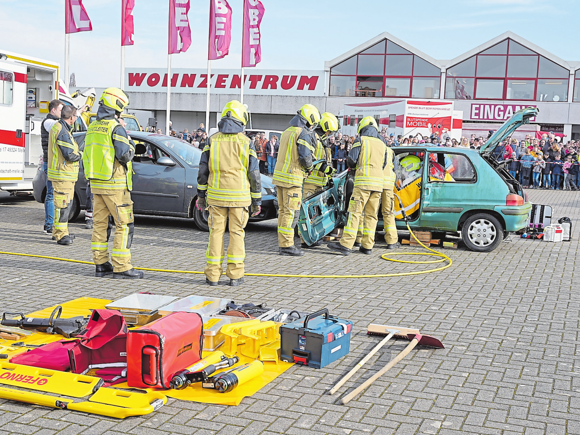 Feuerwehr, Polizei, Rotes Kreuz und die beim letzten Blaulichtgewitter vor Ort. Rettungshundestaffel waren Foto: Niels Wagner/Archiv