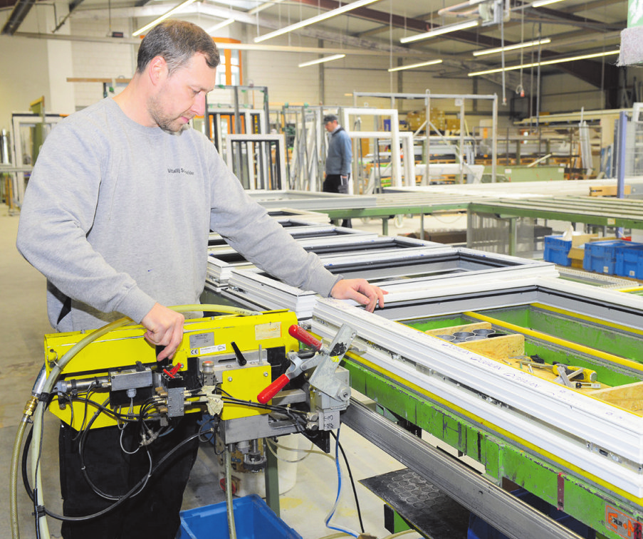 Mit voller Konzentration bei der Sache. Moderne Fertigung bei Fensterbau Schöpper.