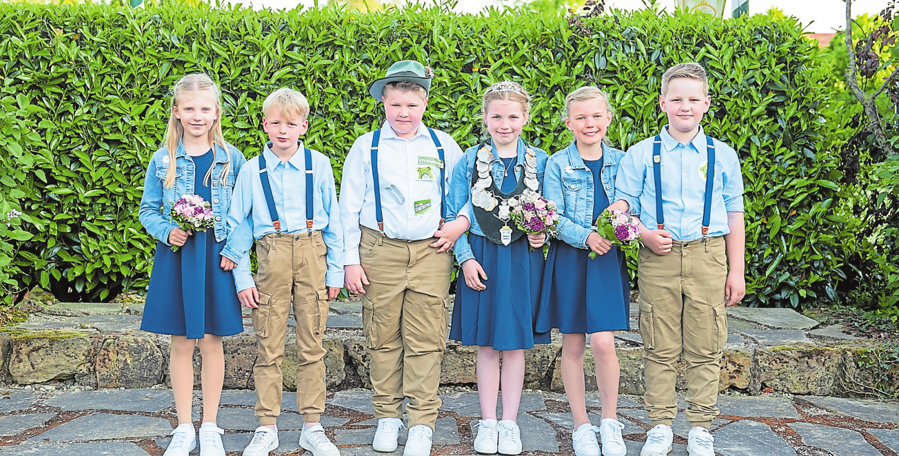 Stehen noch bis Sonntagabend als Kinderkönigspaar zur Verfügung: Laura I. (Hothnaier) und Justus I. (Hehmann), Hier zusammen mit ihrem Hofstaat. Foto: Bjöm Kaisen