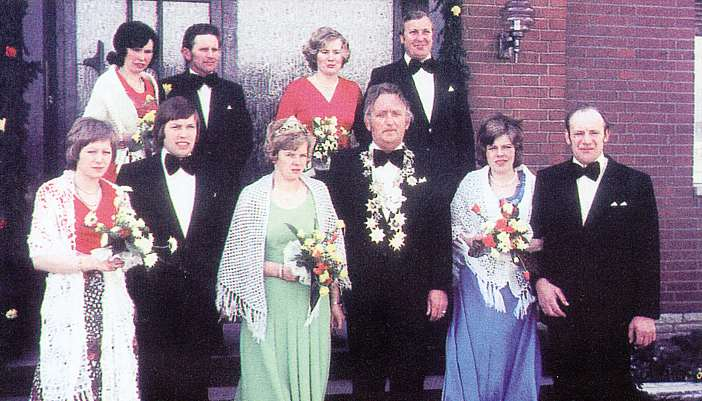Der Thron 1975: (v.l.) Gertrud und Heinz Kossen, Ida und Helmut Placke, Helga und Hubert Bormes, Königin Margret und König Heinz Holt, Elisabeth und Josef Wilbers. Fotos: Schützenverein Stadtmark