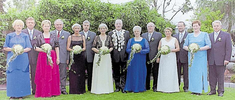 Der Thron 2000: (v.l.) Liesel und Hermann Roskam, Hedwig und Werner Jasken, Ursula und Günther Pöttker, Königin Hedwig und König Paul Abeln, Margret und Franz Jansing, Maria und Winfried Aubreville, Wilma und Richard Nieters. Fotos: Schützenverein Stadtmark