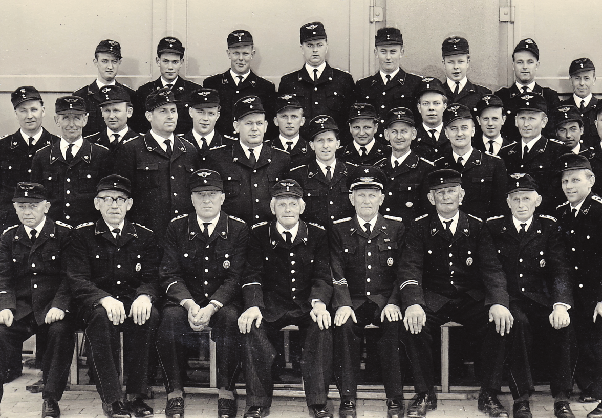 Mannschaftsfoto der Ortsfeuerwehr Riemsloh aus dem Jahr 1965. Fotos: Ortsfeuerwehr Riemsloh