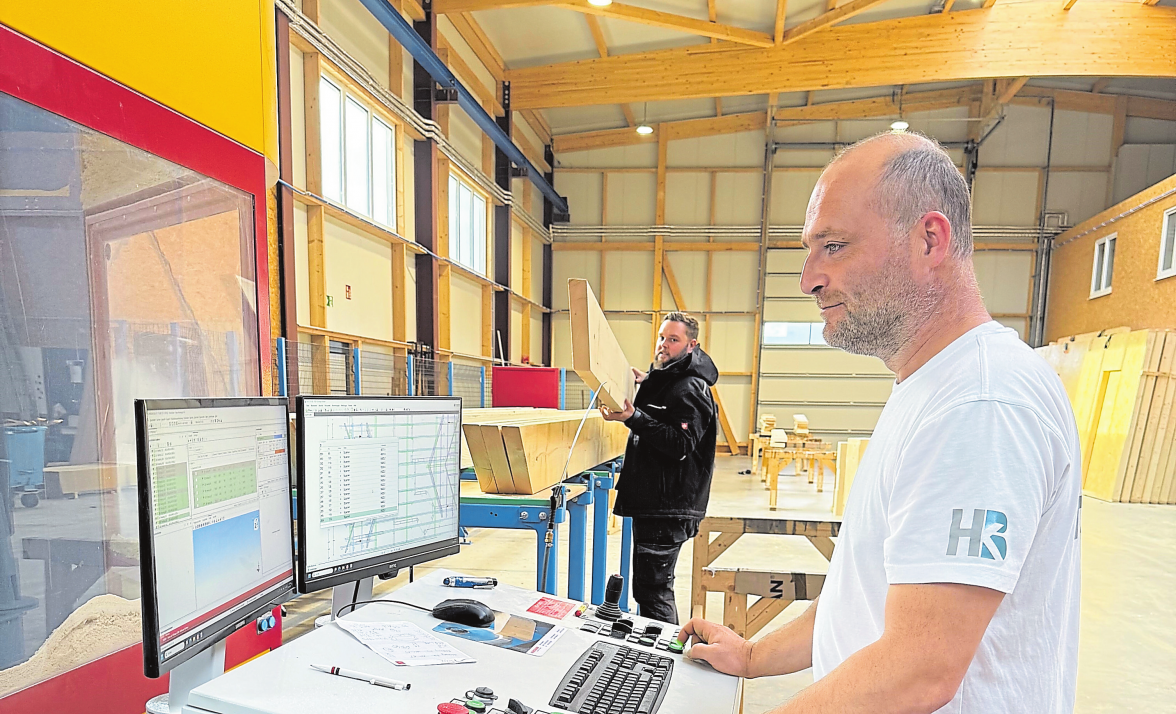 Mit der CNC-Fräse können die Experten individuelle Konstruktionen präzise herstellen.
