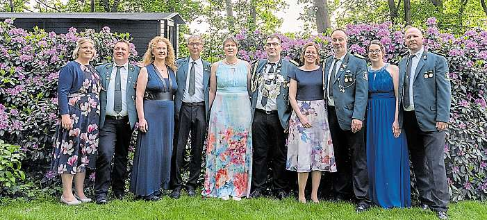 Auf das Schützenfest in Wesuwe-Siedlung freut sich der Thron bestehend aus (von links) Roswithal und Christian Fritz, Doris Keuter und Uwe Albers, Königin Anke Ostermann und König Markus Ostermann, Nicole und Andrè Kröger sowie Silke und Henrik Schulte. Fotos: St. Georg Wesuwe-Siedlung