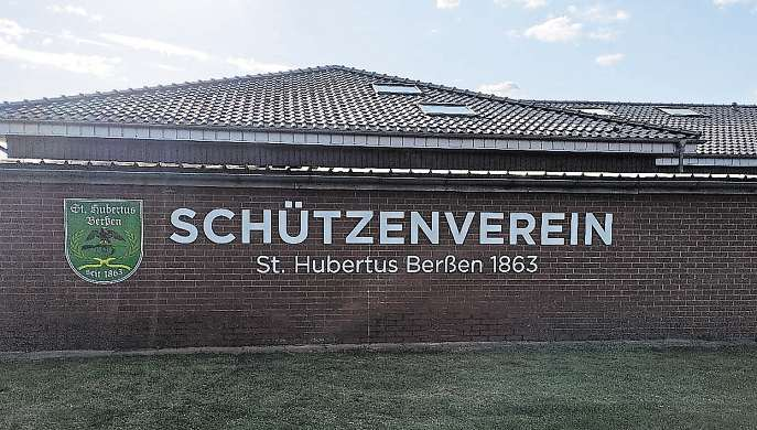Pünktlich zum Schützenfest wurde der neue Schriftzug angebracht.