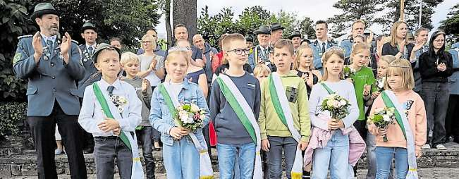 Kinderkönig Michel Wesner und Kinderkönigin Frieda Dürfahrt und der Kinderhofstaat freuen sich auf das Schützenfest. Fotos: Schützenverein Schwagstorf e.V.