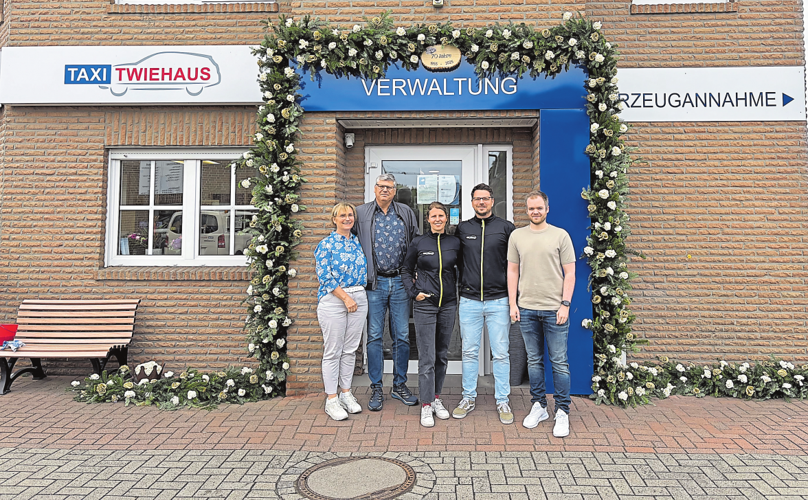 Freuen sich über das 70-jährige Bestehen von Taxi Twiehaus: Erika und Friedhelm Twiehaus, Annelie und Frank Twiehaus sowie Till Gödde.