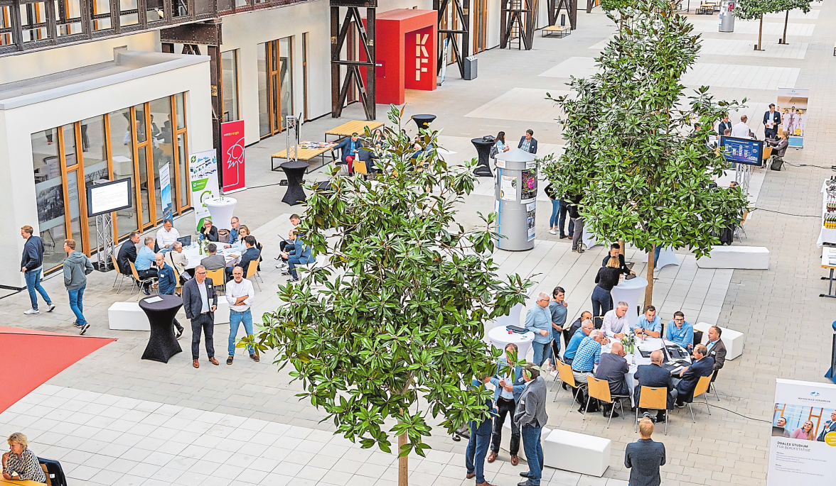 Der Campus bietet viel Platz für Austausch und Ideen.