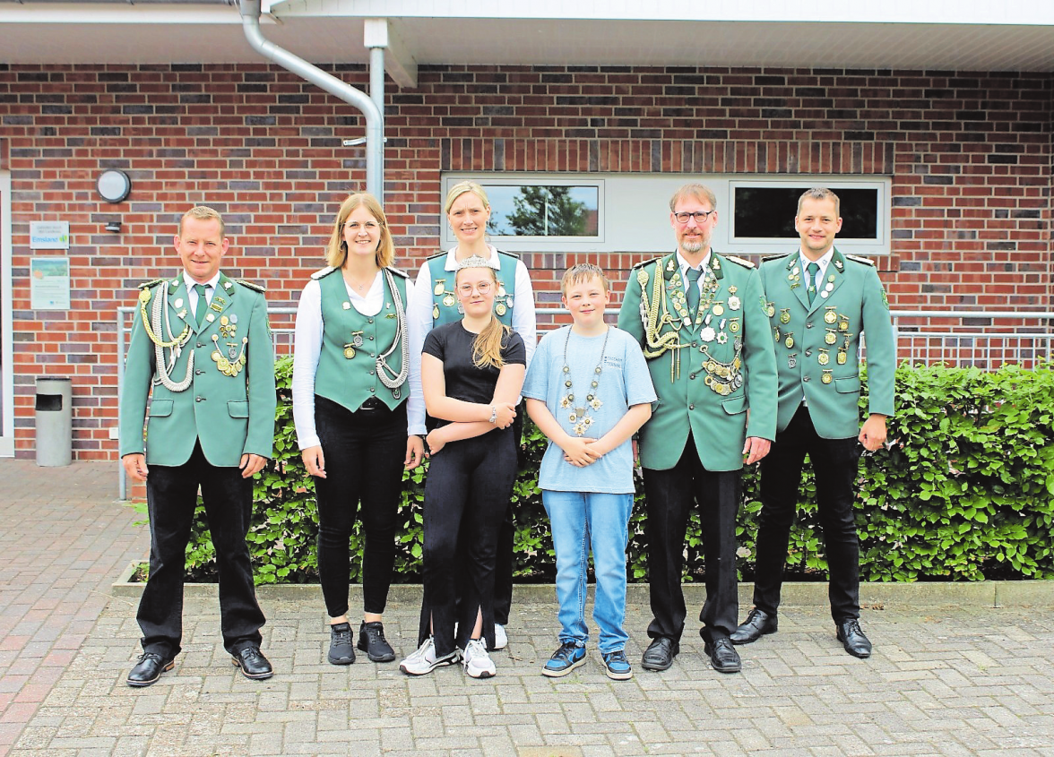 .Die neuen Kindermajestäten (mitte) Sofia Thomas und Elias Bicker. Foto: Schützenverein