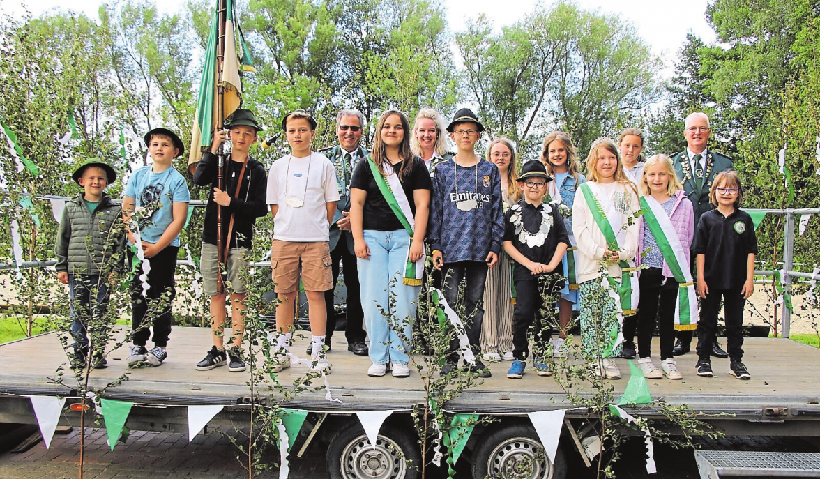 Auf dem Venner Kinderthron regieren aktuell noch König Bent von Krüchten und Königin Sophia Rautenberg mit ihrem Hofstaat. Fotos: Schützenverein Venne