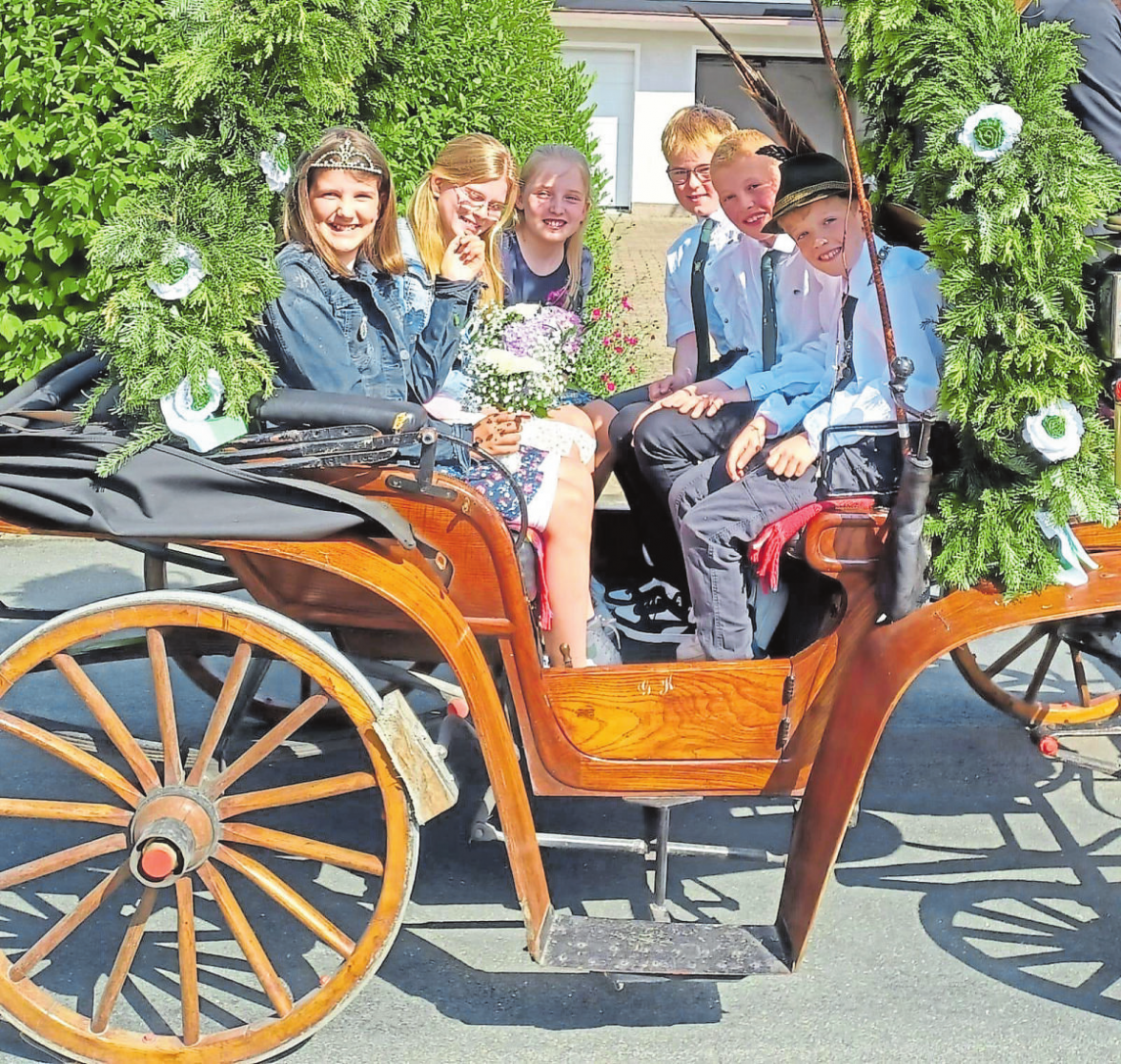 Der Kinderthron mit Nikita Schrage und Josefa Vossel sowie den Ehrendamen Larissa Schrage und Jula Böhnensieker und den Ehrenherren Till Eismann und Luis Thiemeyer. Foto: SV Wellingholzhausen
