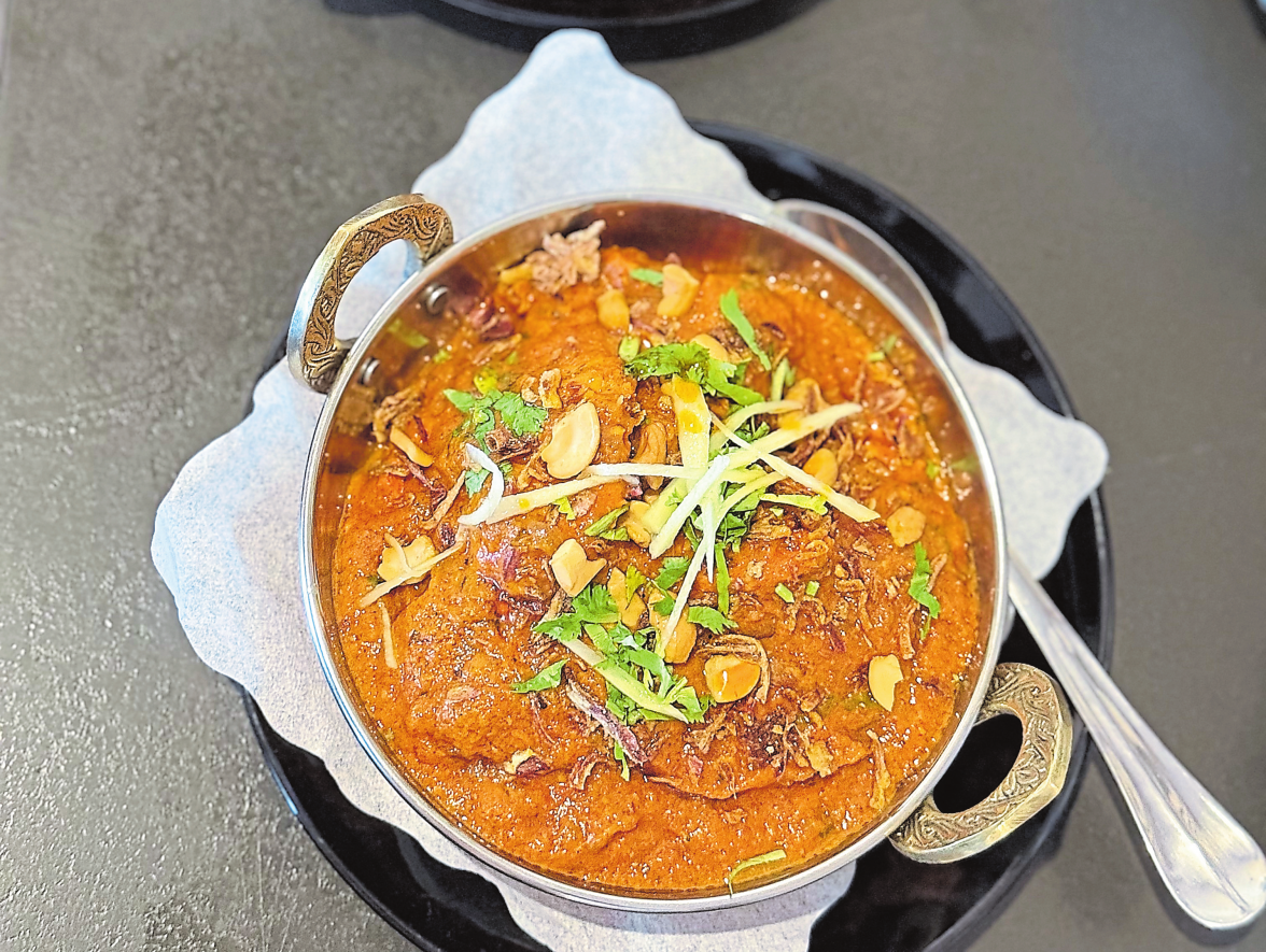 Karahi Murgh ist ein Hähnchencurry und wird traditionell in einem gusseisernen Wok zubereitet, dem Karahi. Foto: Mamma Mia