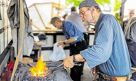 Der Schmied bei der Arbeit. Foto: Heinz-Jürgen Reiß