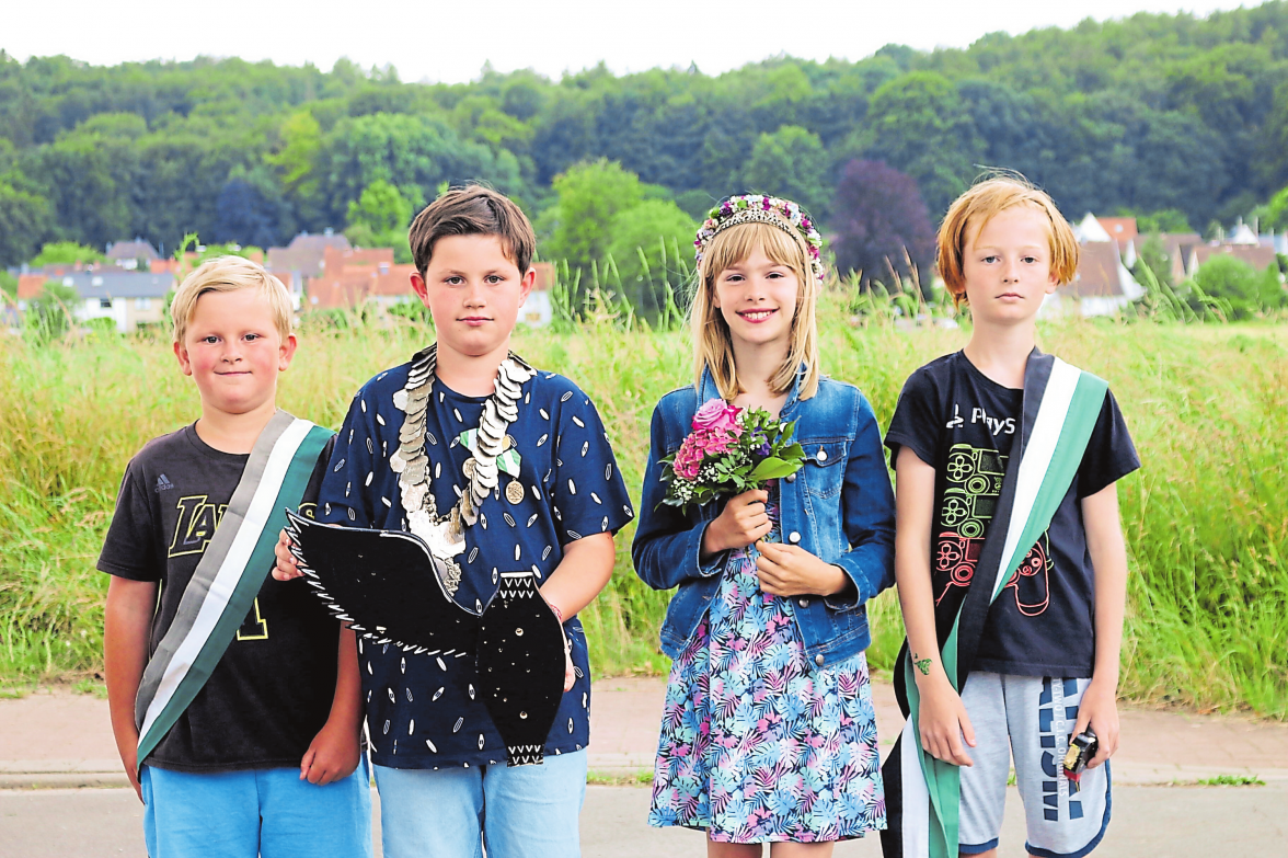 Der Bad Essener Kinderthron mit (v.l.): Adjutant Anton Schobert, König Paul Schobert, Königin Lea Schulte, Adjutant Marlon Ahlert. Fotos Schützenverein Bad Essen
