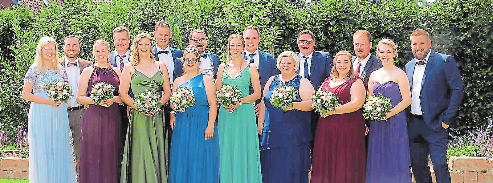Der Thron 2024/2025: (v.l.) Sina und Thomas Rawe, Ramona und Jens Lammers, Janine und Marcel Wester, Königspaar Anna und Jens Schuckenbrock, Christine und René Eikens, Verena und Ansgar Wehling, Irina und Michael Eikens, Sibille Stemmer und Thomas Efken. Fotos: Schützenverein