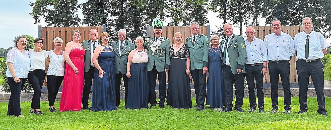Der noch amtierende Thron der Rühler Schützen gemeinsam mit den Thronkellnern (vlnr): Nicole Hiemann, Andrea Heidemann, Gaby Gebben, Gisela und Heinz Pöttker, Waltraud und Ansgar Leigers, Königin Rita I. Bröker und König Klaus II. Bröker, Sabrina Hüsemann, Hans Fehrmann, Roswitha und Heinz Schmitz, Klemens Gebben, Marco Heidemann sowie Helmut Bröker. Fotos: Schützenverein Rühle