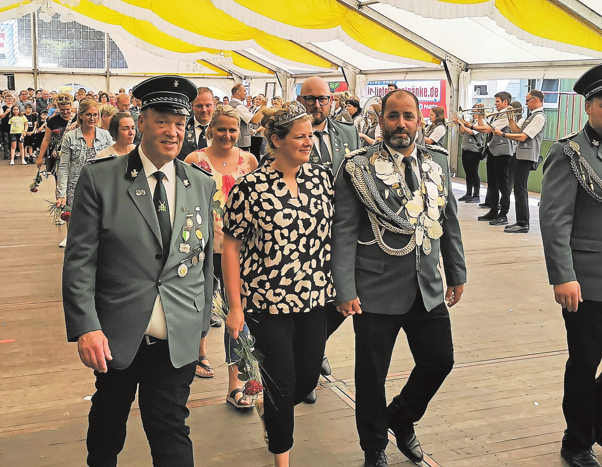 Am Abend marschiert der neue König nebst Königin und Throngefolge ins Festzelt ein.